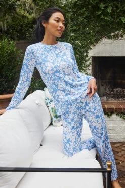 Lake Pima Long-Long Weekend Set In Sky Floral 7 Lake Pima Long-Long Weekend Set In Sky Floral -Lake Shop LAKE Spring2023 CHS WeekendLongLongSet SkyFloral Final 2159