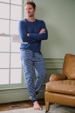 Lake Shop -Lake Shop LAKE Webcrop Fall23 Lifestyle MensPocketPimaLL NavyBretonStripe 0081